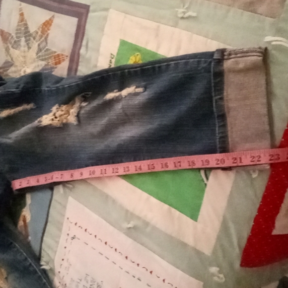 Cute Distressed Low Rider Capris with Rolled Cuff Legs - Picture 11 of 12